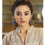 Helly Shah Instagram - Detailed Eye makeup dekhne ke liye swipe left 🙂👀 Outfit by ~ @lapink_by_knareshkumar 👗✨