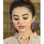 Helly Shah Instagram – Detailed Eye makeup dekhne ke liye swipe left 🙂👀 

Outfit by ~ @lapink_by_knareshkumar 👗✨