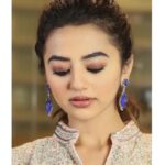 Helly Shah Instagram - Detailed Eye makeup dekhne ke liye swipe left 🙂👀 Outfit by ~ @lapink_by_knareshkumar 👗✨