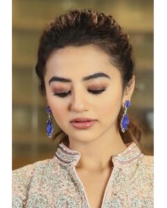 Helly Shah Instagram - Detailed Eye makeup dekhne ke liye swipe left 🙂👀 Outfit by ~ @lapink_by_knareshkumar 👗✨