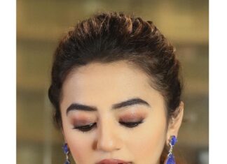 Helly Shah Instagram - Detailed Eye makeup dekhne ke liye swipe left 🙂👀 Outfit by ~ @lapink_by_knareshkumar 👗✨