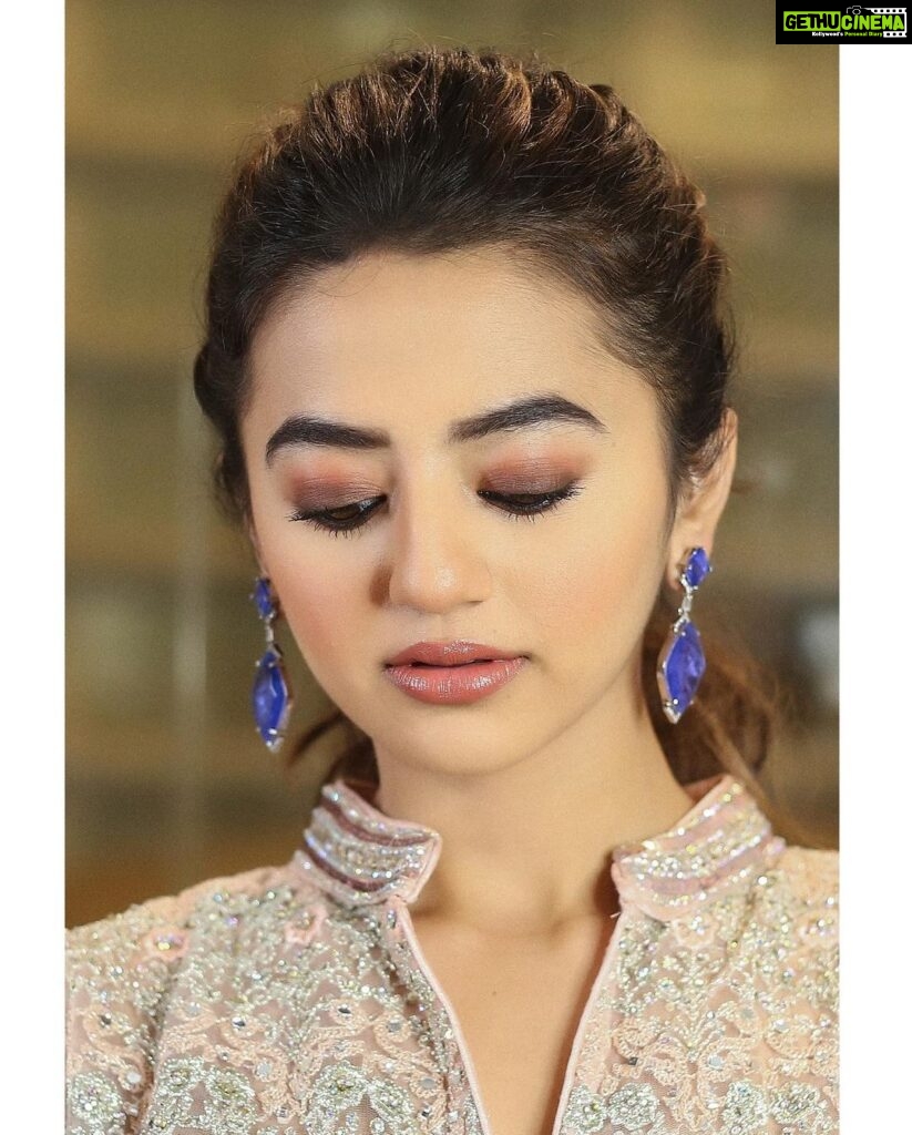 Helly Shah Instagram - Detailed Eye makeup dekhne ke liye swipe left 🙂👀 Outfit by ~ @lapink_by_knareshkumar 👗✨