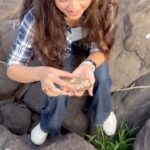 Helly Shah Instagram - This video sums up my entire experience at the beautiful @stayvista_official property #fireflyhomestays 😍❤️ Thank you ☺️ A perfect getaway on the banks of a river and surrounded by lush greens … ✨ P.S ~ Do check the snake skin that we found on the rocks ..Chaar chaand lag gaye 😍