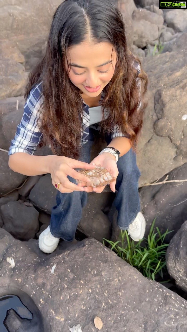Helly Shah Instagram - This video sums up my entire experience at the beautiful @stayvista_official property #fireflyhomestays πβ€οΈ Thank you βΊοΈ A perfect getaway on the banks of a river and surrounded by lush greens β¦ β¨ P.S ~ Do check the snake skin that we found on the rocks ..Chaar chaand lag gaye π
