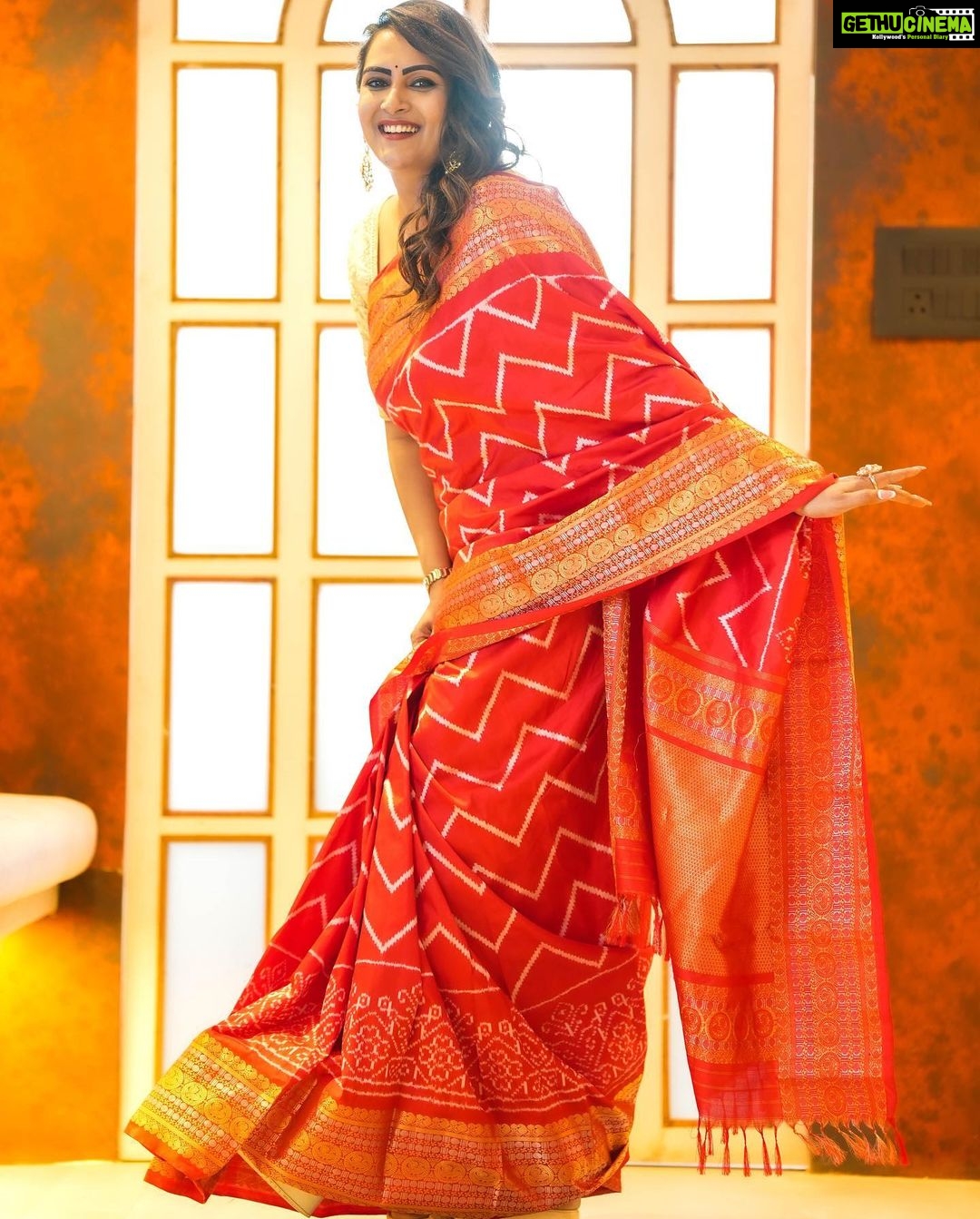 Himaja Instagram - No one can ever say no to the magic of a saree.. Isn’t it??? Saree By @ridhi__sarees Photography @thehashtag_photography @jus_sonu Makeover By @vscc_sparc_clinic #saree #sareelove #treditional #culture