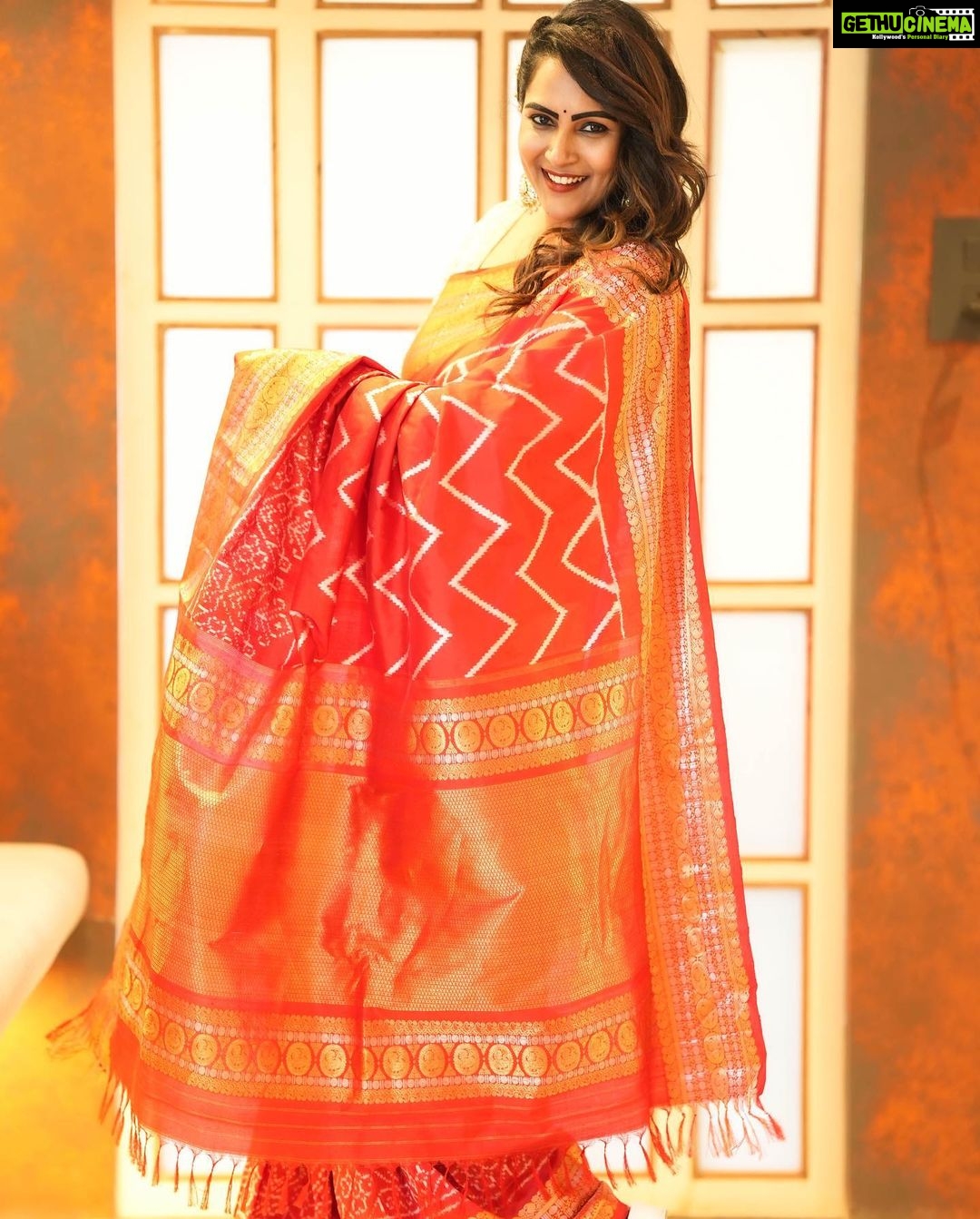 Himaja Instagram - No one can ever say no to the magic of a saree.. Isn’t it??? Saree By @ridhi__sarees Photography @thehashtag_photography @jus_sonu Makeover By @vscc_sparc_clinic #saree #sareelove #treditional #culture