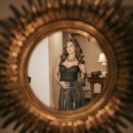 Hina Khan Instagram - Mirror mirror on the wall 🖤