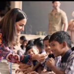 Hina Khan Instagram - Meeting the kids to spread some joy for the Children’s Day celebration left me awe struck of this realisation that these small quantity leftovers can also make such a huge difference. Well I along with these kids today, take a pledge not to waste food and stand with @indiagatefoods in this fight against food wastage. Don’t you? #EkMutthiChaawal ek bade badlaav ki ek choti si shuruaat. Go on their page and take the pledge to be the change you wish to see in the world !!! Loved sharing this initiative with @shaheernsheikh and @vikaskhannagroup #ChildrensDay #14thNovember #NGO #IndiaGate #ShaheerSheikh #HinaKhan #VikasKhanna