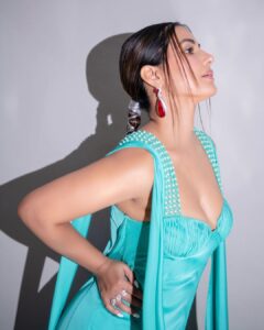 Hina Khan Instagram - She’s soul sexy, she shines different..