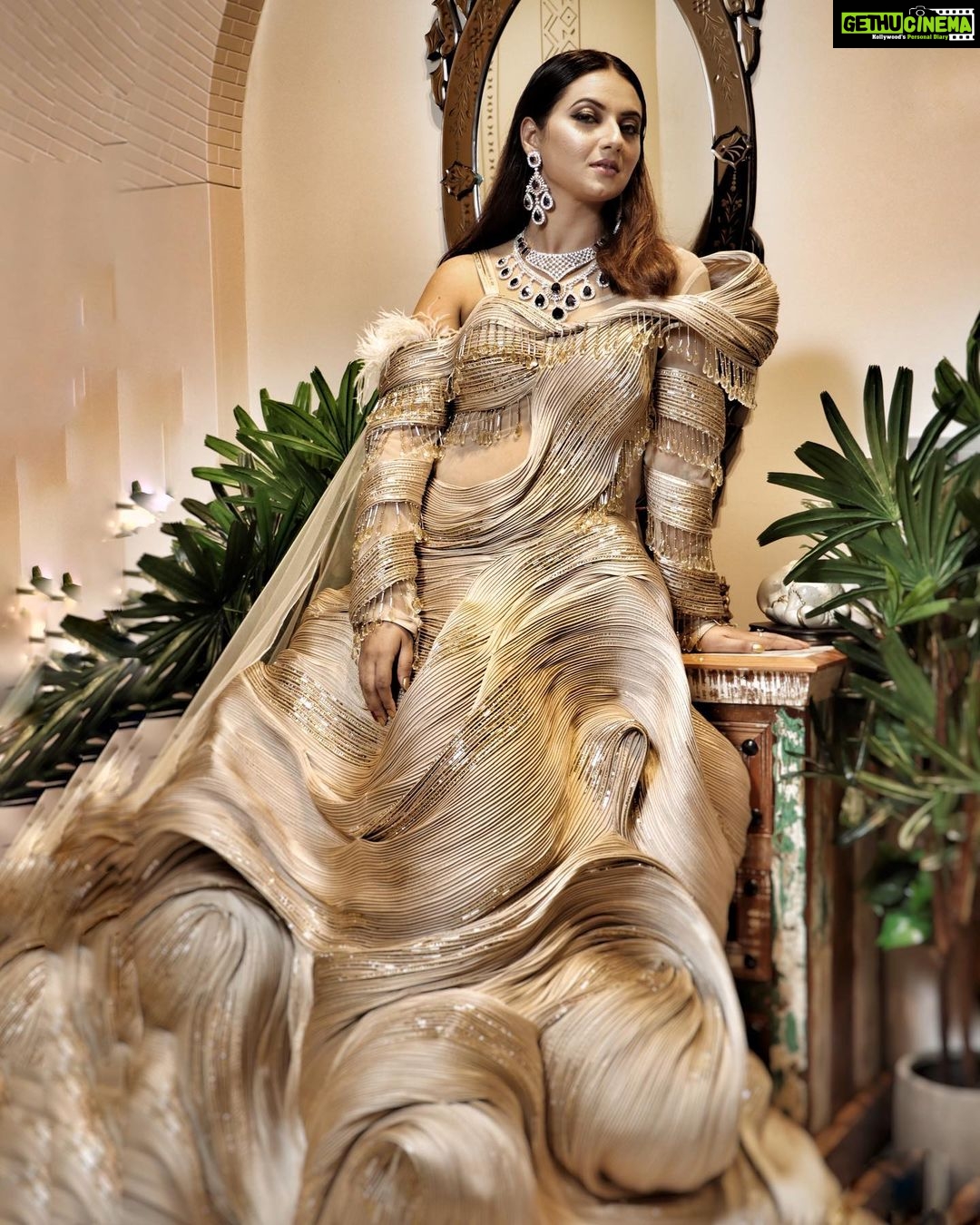 Isha Chawla Instagram - Wearing the whirlpool … #weddingseason . . . . #eshachawla #tollywood #teluguactress #traditionalwear #indianwear #fashioninfluencer #lehenga #weddinginspiration #weddingseason #gratitude #whirlpool #whirlpooleffect