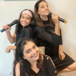 Isha Chawla Instagram - The Chawla Band is back . . . #eshachawla #funnyvideos #funnyreels #trending #chawla #tollywoud #bollywood #musiccompany #family #familygoals #comedy #comedyvideos #musically