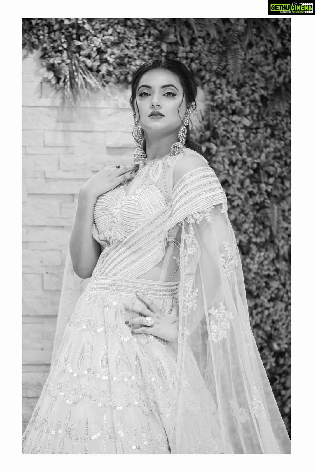 Isha Chawla Instagram - Let me take you dancing 💛 . . . . #lehenga #eshachawla #eshachawlareels #tollywood #tollywoodactress #letmetakeyoudancing #weddingseason