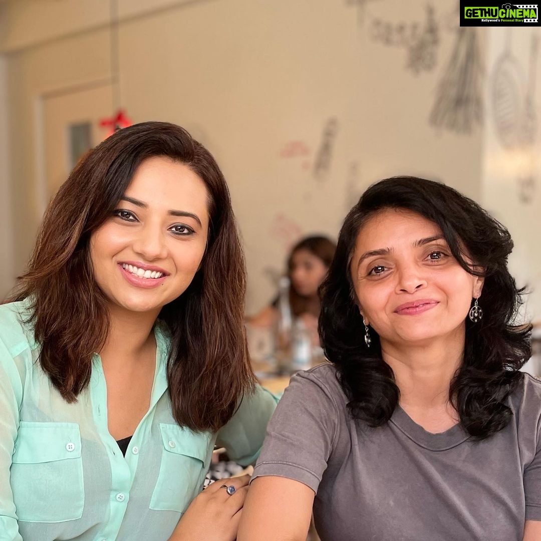 Isha Chawla Instagram - 2022 🖤 . . . #2022 #eshachawla #love #friendship #life #gratitude Mumbai, Maharashtra