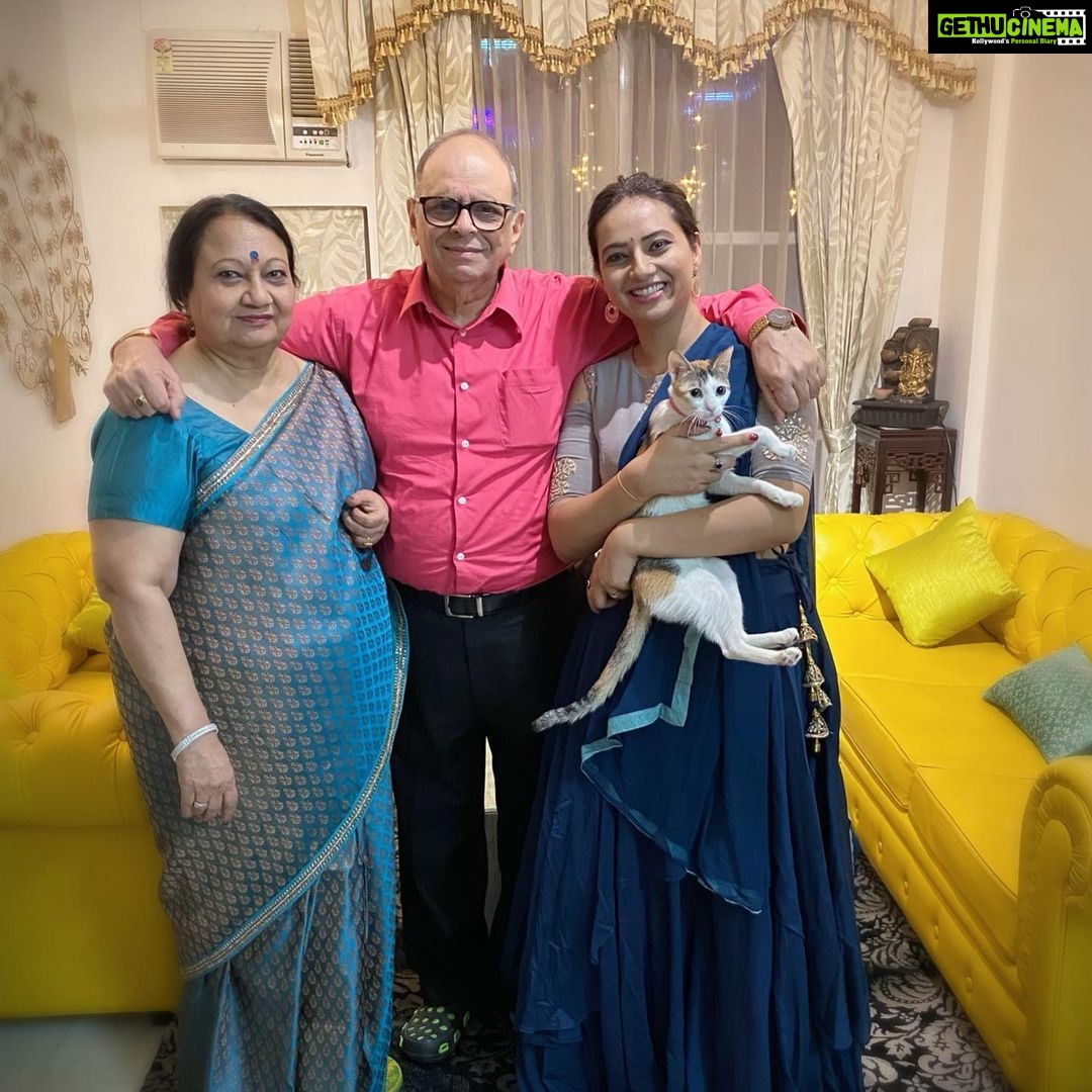 Isha Chawla Instagram - Wishing everyone a very happy Diwali . 🪔 . . . . #diwali #family