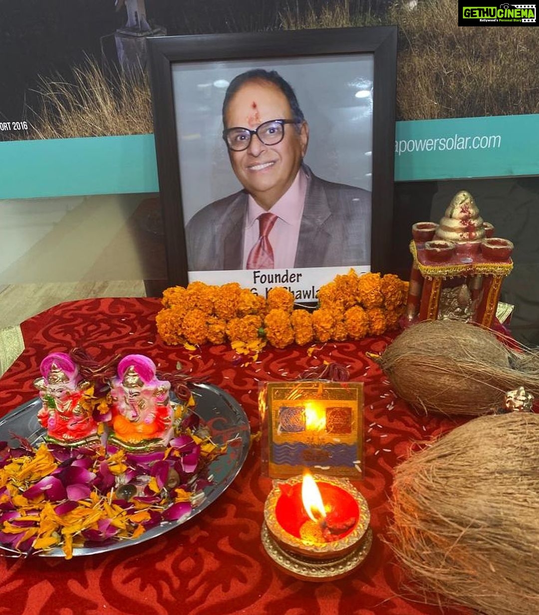 Isha Chawla Instagram - Happy Dhanteras 🪔 . . Did Pooja at papa’s office today. Not sure if we did it as well as him , but I’m sure of his presence . May this Dhanteras bring Lakshmi and Vaibhav in your lives . . . . #happydhanteras #eshachawla #valour #solarsystem #solar #legacy #family #work #gratitude