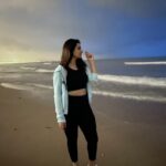 Isha Chawla Instagram – This is what our beach walk looks like . 🌊
.
.
.
.
.
#eshachawla #eshachawlareels #beach #5amclub #kalhonahoo #beachwalks #beachlife #mumbai #tollywood #tollywoodactress #samundar #nadiyonpaar
