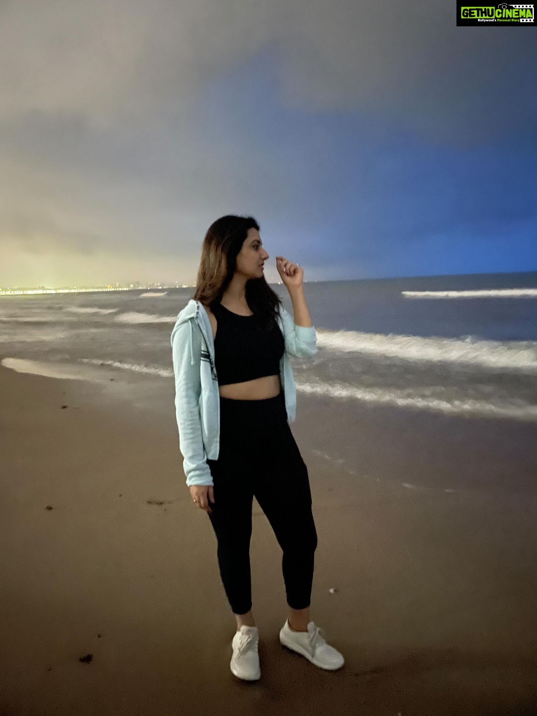 Isha Chawla Instagram - This is what our beach walk looks like . 🌊 . . . . . #eshachawla #eshachawlareels #beach #5amclub #kalhonahoo #beachwalks #beachlife #mumbai #tollywood #tollywoodactress #samundar #nadiyonpaar