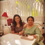 Isha Chawla Instagram - Sunday Brunch ♥️ . . . . #eshachawla #motherdaughter #sundayfunday #sundaybrunch #love #maa #gratitude