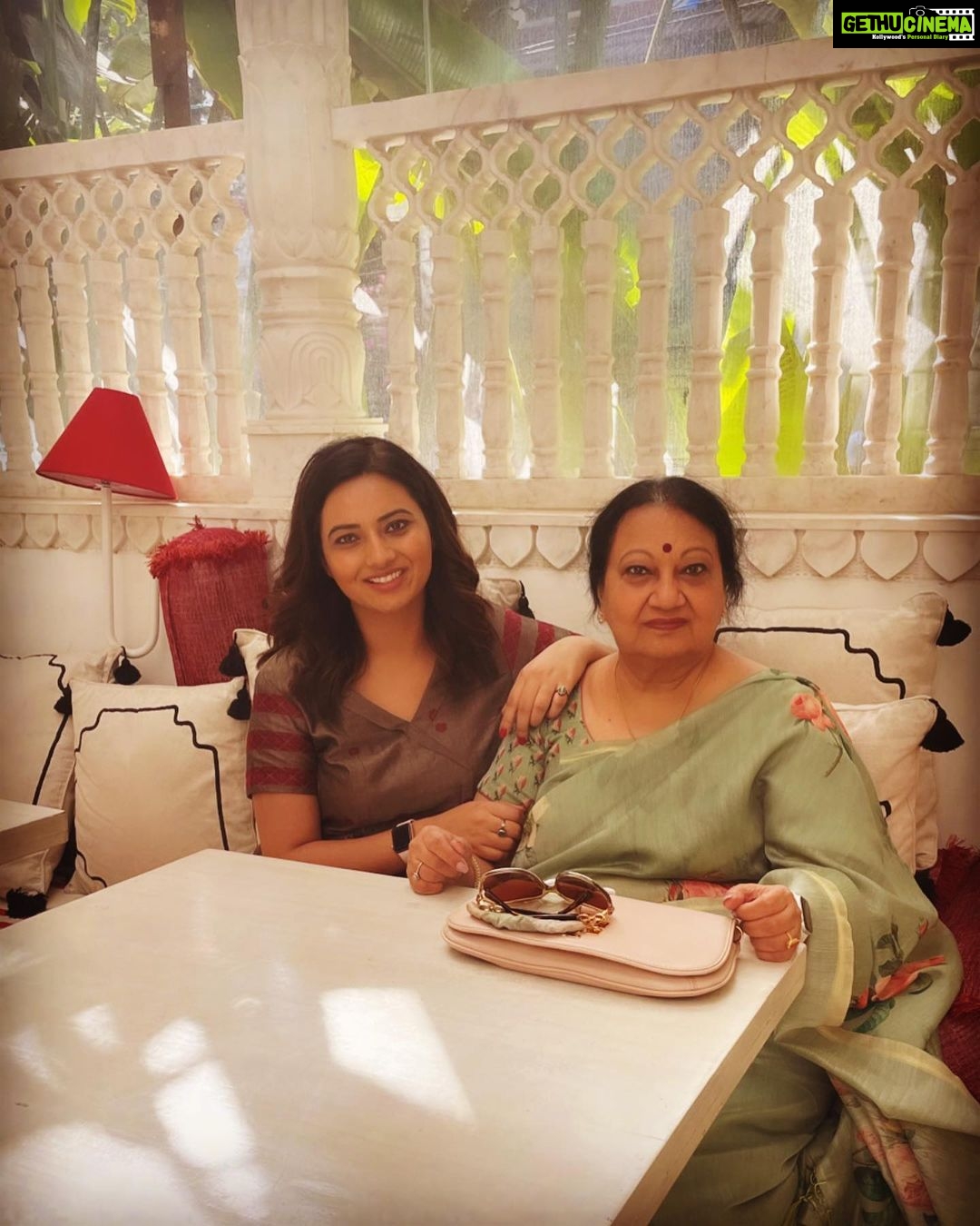 Isha Chawla Instagram - Sunday Brunch ♥️ . . . . #eshachawla #motherdaughter #sundayfunday #sundaybrunch #love #maa #gratitude