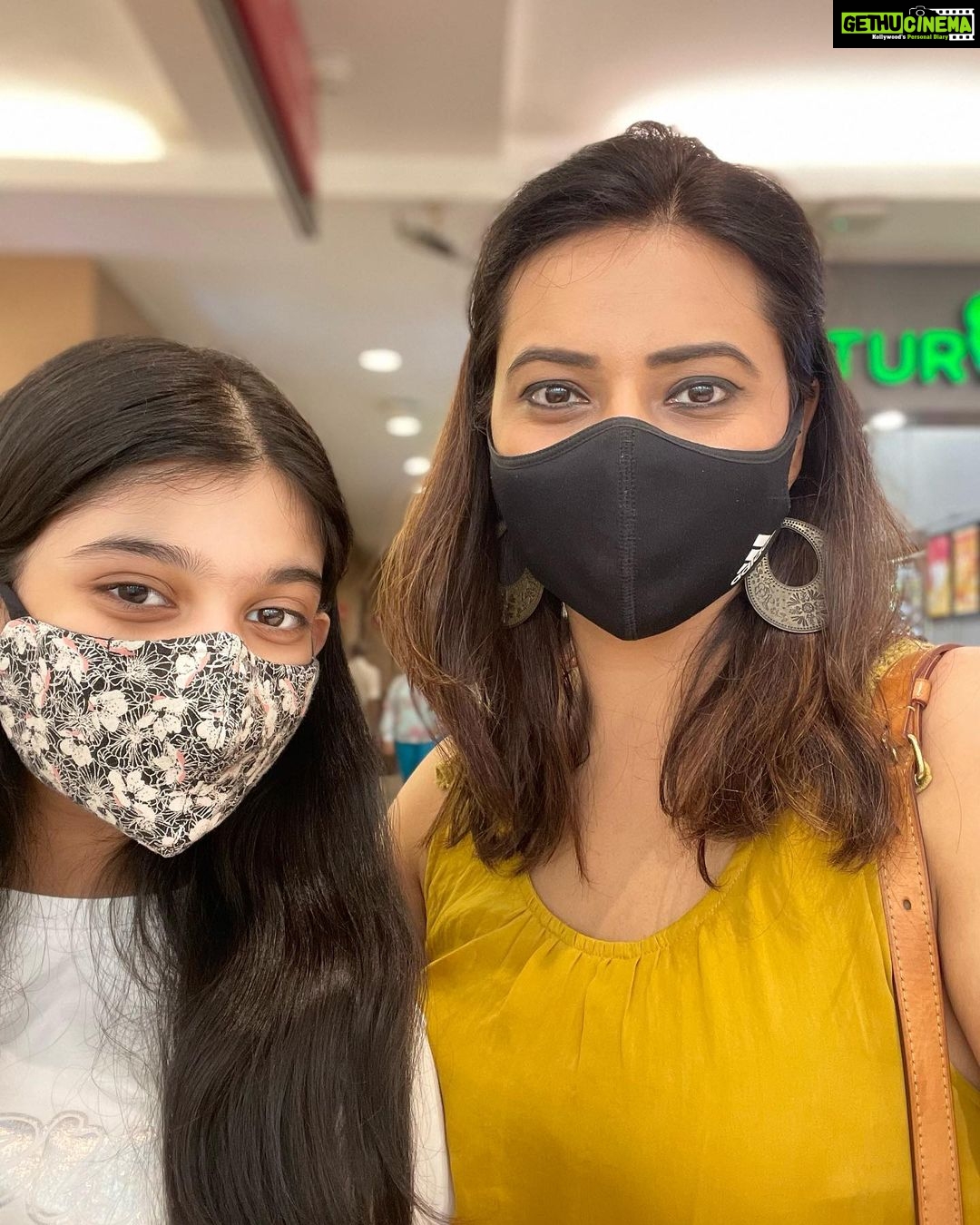 Isha Chawla Instagram - In a mall after what feels like 20 yrs …. Hence selfie to Banta hai . . . . #eshachawla #mahi #malltrip #smalljoys #smalljoysoflife #gratitude