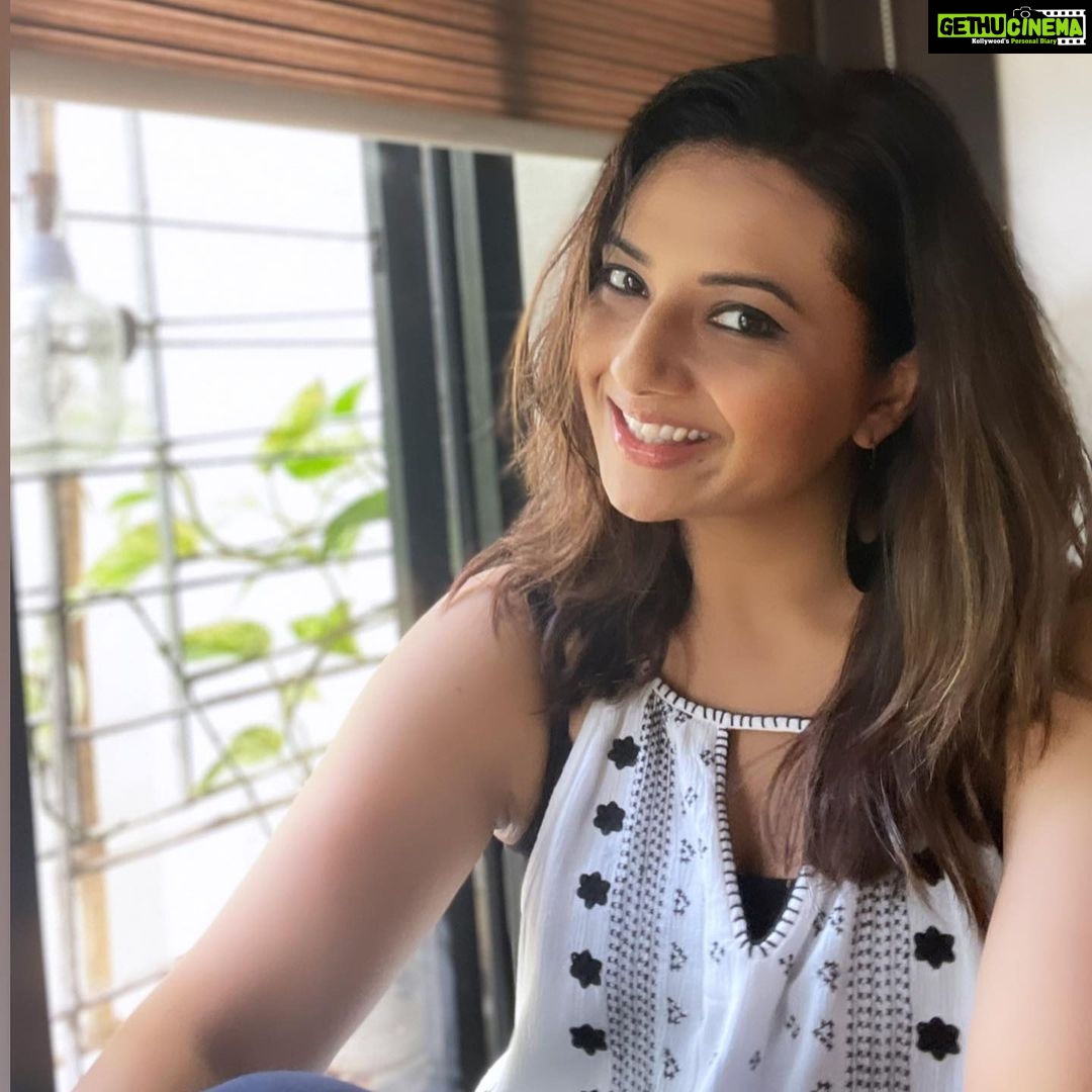 Isha Chawla Instagram - Cause the new week holds new promises ….🖤 . . . . #eshachawla #monday #love #white #happiness #smile #gratitude