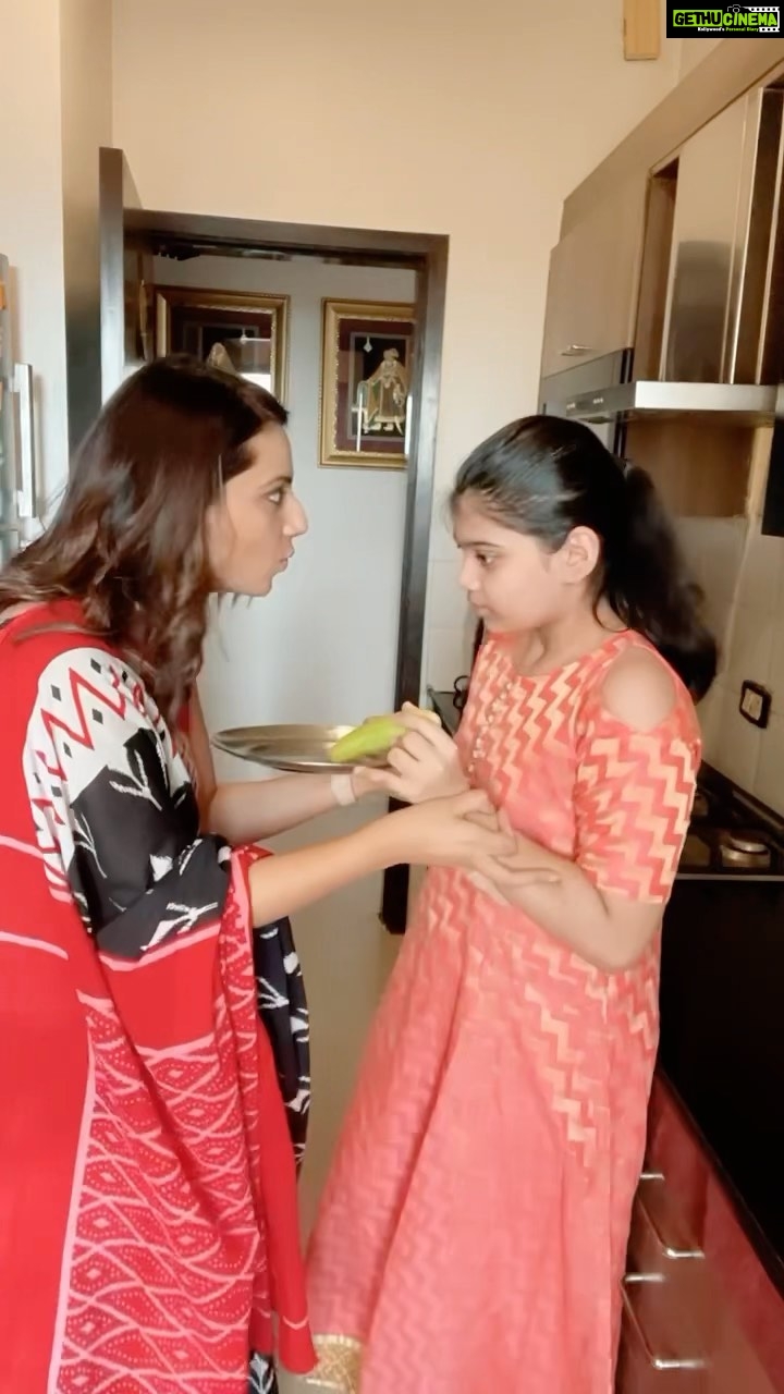 Isha Chawla Instagram - We just had to do this one 😂 . . . . #eshachawla #kyabanega #pohebanenge #pohe #mani #comedy #mahi #comedyreels #eshachawlareels #trending
