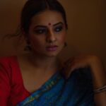 Isha Chawla Instagram - Yeh kisi naam ka nahi hota Yeh kisi dhaam ka nahin hota Pyaar mein jab talak nahin toote Dil kisi kaam ka nahin hota ❤️ ~ Anjum Rehbar 📸 - @karteeksivagouni #happydurgaashtami . . #eshachawla #tollywood #tollywoodactress #saree #indian #love #bindi #traditional #blue #dil #gratitude #darktones #gameoftones
