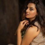 Isha Chawla Instagram - Bas Ek Nazar … literally 🧿 . . @karteeksivagouni . #eshachawla #tollywood #teluguactress #gameoftones #gold #photo #photography #love #gratitude