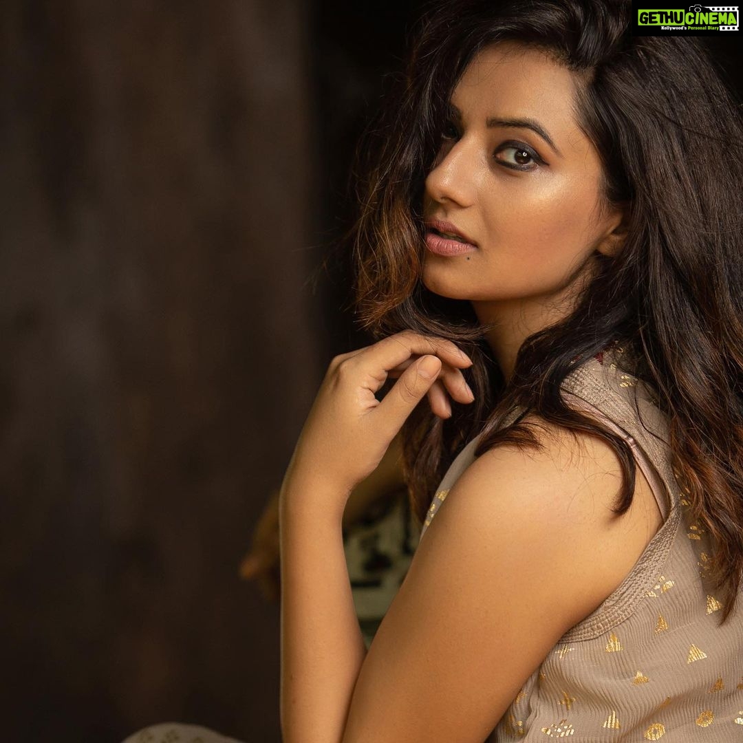 Isha Chawla Instagram - Bas Ek Nazar … literally 🧿 . . @karteeksivagouni . #eshachawla #tollywood #teluguactress #gameoftones #gold #photo #photography #love #gratitude