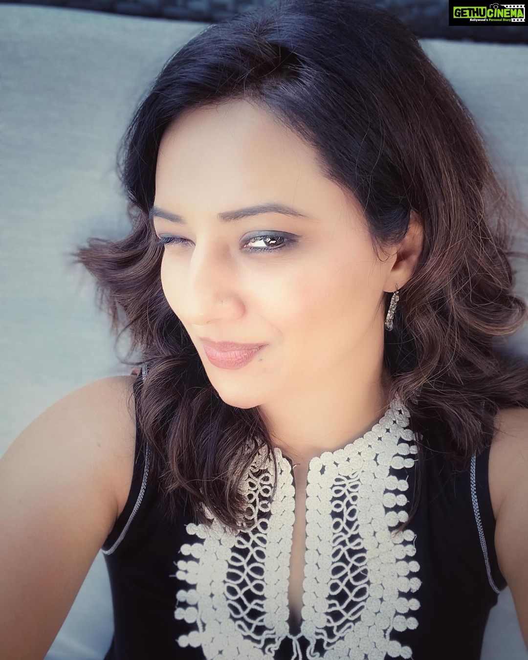 Isha Chawla - 10.8K Likes - Looking at the upside 🖤
.
.
.
#eshacahwla #tollywood #teluguactress #lonavala #love #black #mausam #weather #winters #gameoftones #darktones #clouds #bythepool #poolside #vacation #holiday #family