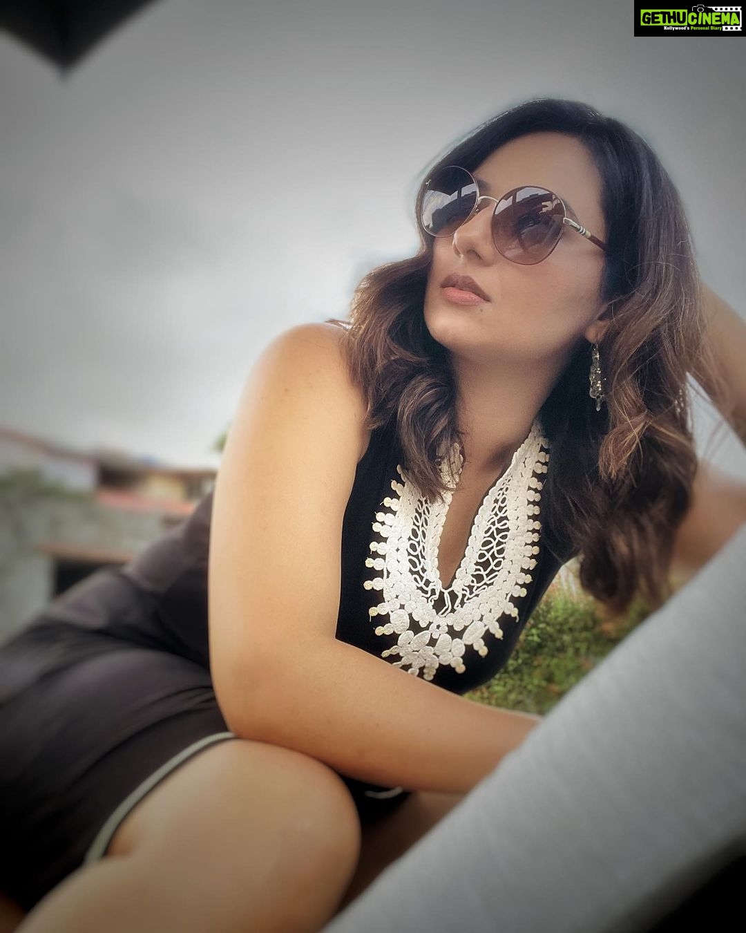 Isha Chawla - 10.8K Likes - Looking at the upside 🖤
.
.
.
#eshacahwla #tollywood #teluguactress #lonavala #love #black #mausam #weather #winters #gameoftones #darktones #clouds #bythepool #poolside #vacation #holiday #family