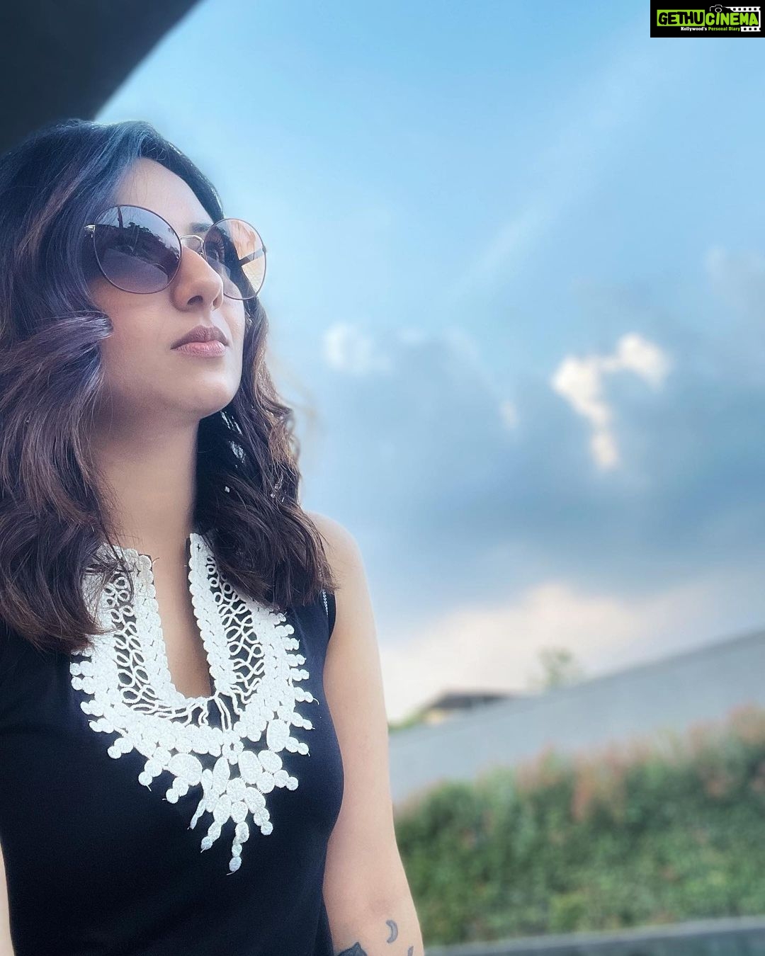 Isha Chawla - 10.8K Likes - Looking at the upside 🖤
.
.
.
#eshacahwla #tollywood #teluguactress #lonavala #love #black #mausam #weather #winters #gameoftones #darktones #clouds #bythepool #poolside #vacation #holiday #family