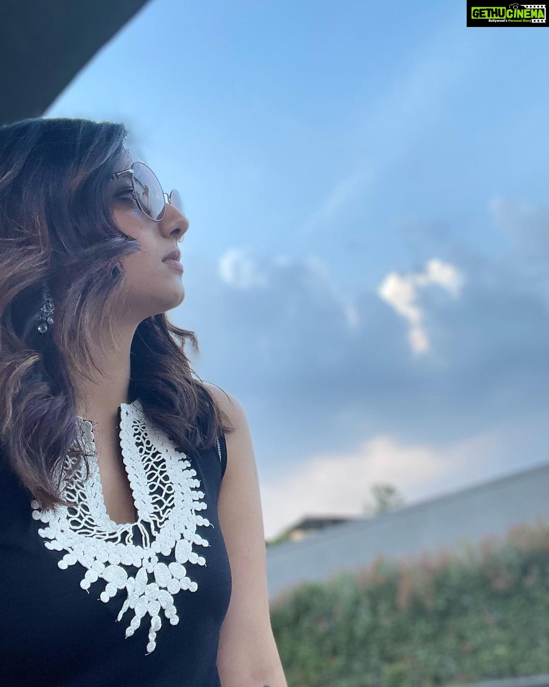 Isha Chawla - 10.8K Likes - Looking at the upside 🖤
.
.
.
#eshacahwla #tollywood #teluguactress #lonavala #love #black #mausam #weather #winters #gameoftones #darktones #clouds #bythepool #poolside #vacation #holiday #family