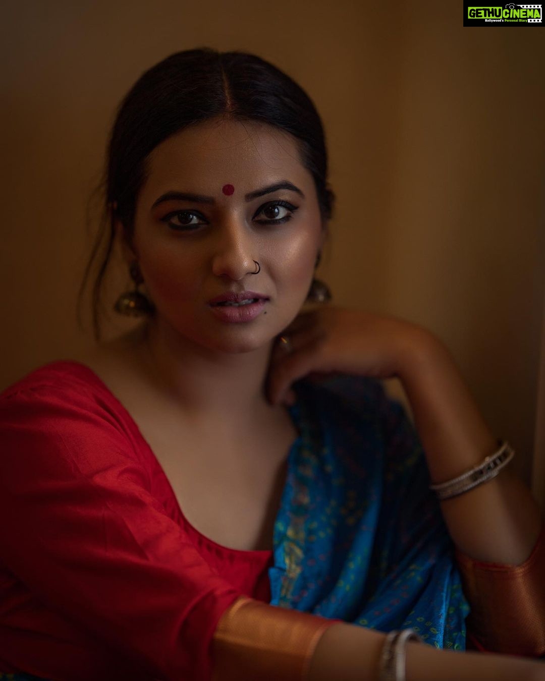 Isha Chawla Instagram - Yeh kisi naam ka nahi hota Yeh kisi dhaam ka nahin hota Pyaar mein jab talak nahin toote Dil kisi kaam ka nahin hota ❤️ ~ Anjum Rehbar 📸 - @karteeksivagouni #happydurgaashtami . . #eshachawla #tollywood #tollywoodactress #saree #indian #love #bindi #traditional #blue #dil #gratitude #darktones #gameoftones