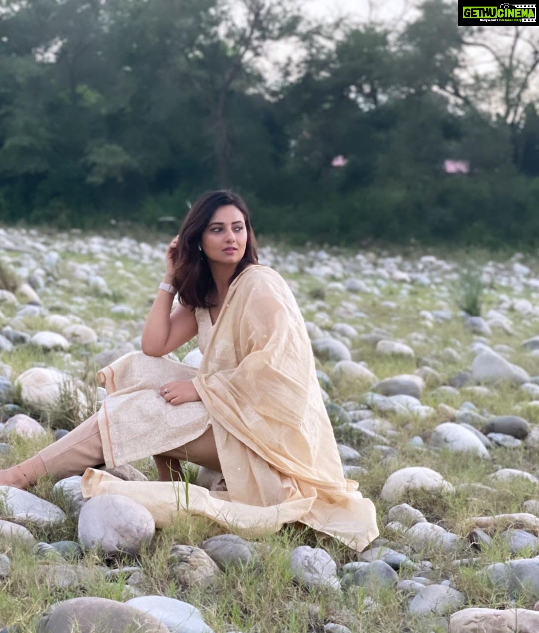 Isha Chawla Instagram - Waadiyaan … ⛰ . . . . #eshachawla #himachal #love #waadiyan #bahaar #paontasahib #pyaar #pahad #teluguactress #tollywood #indian #traditional #gratitude #nature Paonta, Himachal Pradesh, India