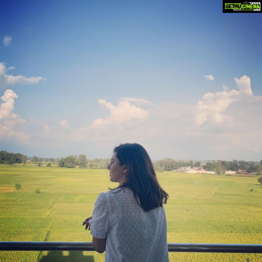 Isha Chawla Instagram - I’m obsessed with the background . . . . #love #green #sunday #vacation #vacations #vacationmode #himachal #haryali #eshachawla #tollywood #tollywoodhotactress #gratitude
