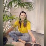 Isha Chawla Instagram - Such is life ….. Thoda Paani Dalo thoda Khaad Daalo … Gamala Chota pade to Badal daalo Bas yahi jeevan hai . Kuncham water poyi , kuncham khad veyi… pot chinnaga anipiste … Marcheyi Bas yahi Jeevan hai ( didnt know how to say it in Telugu) #eshachawla #telugu #teluguactress #tollywood #koshish #life #love #gratitude #green