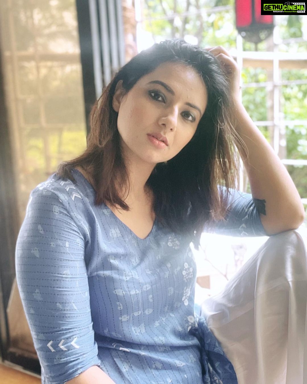 Isha Chawla - 13.8K Likes - Felt like clicking 📸 cause I wore a nose pin today …. 💙
DONT look for the nose pin … ITS ON THE OTHERSIDE 🙈
.
.
.
#eshachawla #blue #indian #love #nosepin #balcony #pyaar #tollywood #teluguactress #shorthair #homeclick #gharpe #gratitude #nosepins
