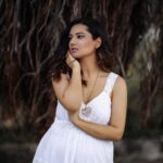 Isha Chawla Instagram - 🤍 📸 - @karteeksivagouni Jewellery - @jewellerybyavnigujral . . . #eshachawla #white #windinmyhair #photoshoot #mumbai #love #Tollywood #teluguactress #pyaar #gratitude