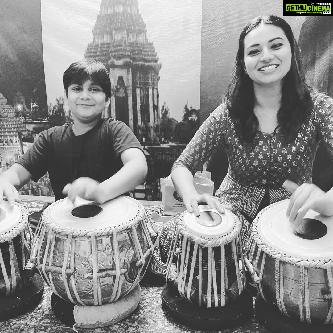Isha Chawla Instagram - Jab life band baja rahi ho … then the only wise thing to do is to …. PLAY ALONG . . . . . #eshachawla #tabla #love #playalong #dhadhindhindha #music #musica #soundoflife #tollywood #happiness #life #gratitude