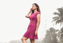 Isha Chawla Instagram - Sagar kinare 💖💖💖 . . . P.C - @karteeksivagouni . . #eshachawla #sea #mumbai #pink #gameoftones #love #seaside #mumbaimerijaan #monsoon #pyaar #bahar #gratitude