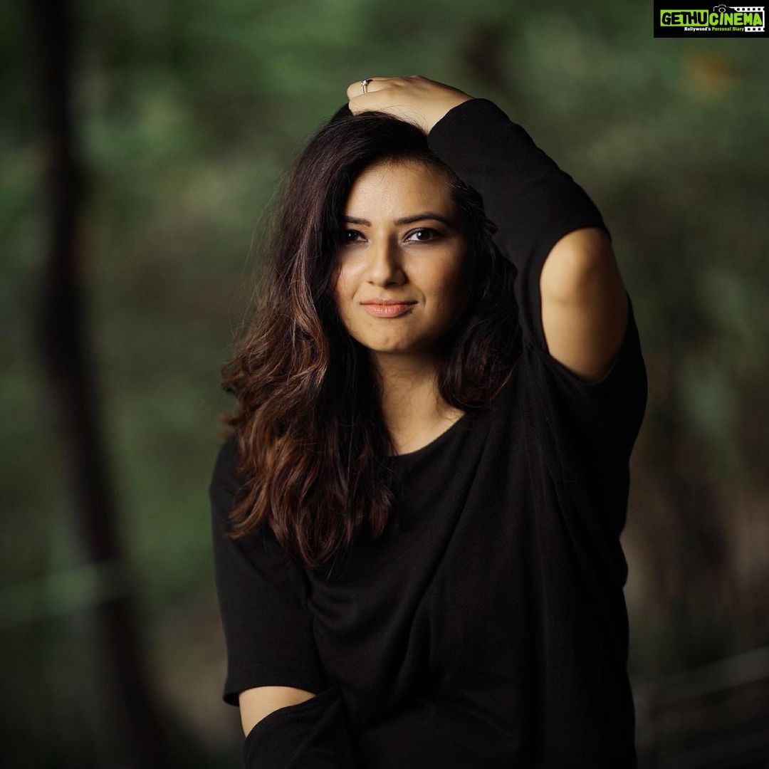 Isha Chawla - 13.3K Likes - Me looking at my JUNE ‘TO DO LIST’… 🙈
Which is now transferred to JULY
P.C - @karteeksivagouni
.
.
#goals #2021 #eshachawla #black #photography #photoshoot #guzartawaqt