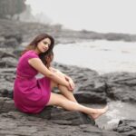 Isha Chawla Instagram - Sagar kinare 💖💖💖 . . . P.C - @karteeksivagouni . . #eshachawla #sea #mumbai #pink #gameoftones #love #seaside #mumbaimerijaan #monsoon #pyaar #bahar #gratitude