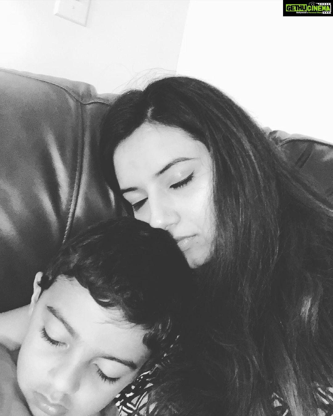 Isha Chawla Instagram - Happy birthday to the boy who has my heart . Miss you so much hope to see you guys very very soon . 💛😘😘😘 . . . #riyaan #massilove #travelban #bachemannkesache #love #pyaar