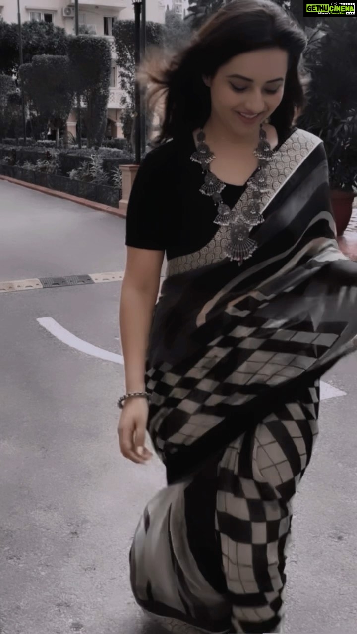 Isha Chawla Instagram - 🖤 . . . . #eshachawla #trendingreels #saree #sareelove #monochrome #fashion #tollywood