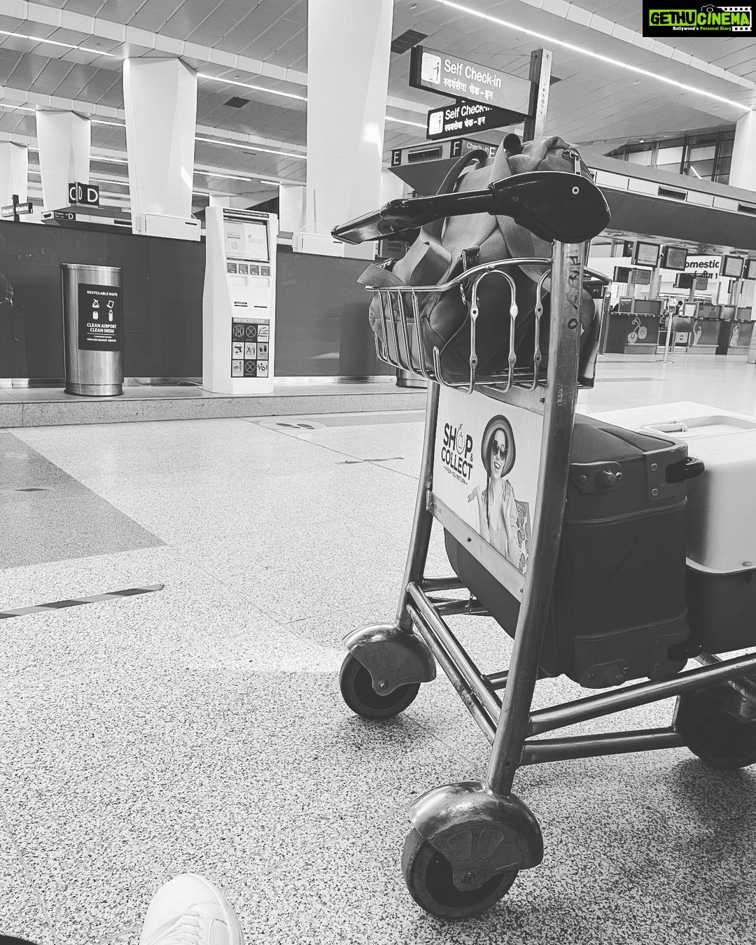 Isha Chawla Instagram - First flight from Delhi / Anywhere without papa’s constant messaging n calls . . . Aisa pehli baar hua , na papa mujhe drop karne aaye ...aur na hi maine ‘BOARDED’ message kiya . Na mere land karne par call aya ... na maine call karke ‘ haanji papa landed ‘kaha Mere ghar pahunchne tak naa to koi jaag raha tha aur naa hi khaana na khane par mujhe daant raha tha . 💔 #papa #missyousomuch