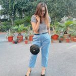 Isha Chawla Instagram – Embracing the Sling lifestyle with
@aquatan_india 
.
.
.
Available on @amazondotin and @ajiolife 
.

#slingbags #slingbag #handbags #bags #fashion  #bag #onlineshopping#handbag #quilted #roundsling #everydaysling #eveningbag #black #bags #style #handbag #aquatan_india #bagoftheweek #instafashion #ootd #makeinindia #eshachawla