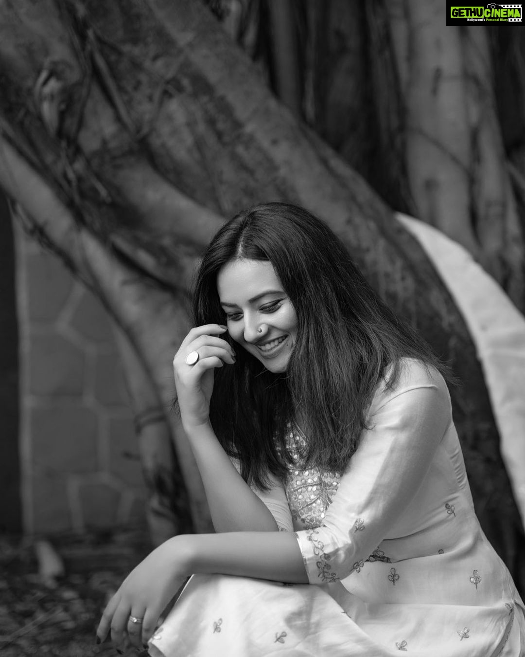 Isha Chawla Instagram - Don’t take yourself too seriously . 🤍🤍🤍🤍 Live Laugh Love P.C - @karteeksivagouni . . . #eshachawla #white #indian #sme #laugh #livelaughlove #loveforindian #traditional #photoshoot #actorslife #pyaar #mohobbat #gratitude