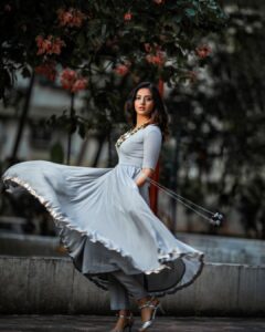 Isha Chawla Instagram - Me trying the Traditional version of the famous #marlynmonroe pose 🙈 
.
. 
Costume - @prathyushareddy_official 
Jwellery- @jewellerybyavnigujral 
P. C - @karteeksivagouni 

.
.
.
#eshachawla #traditional #love #indian #tollywood #grey #telugu #pyaar #teluguactress  #gratitude #darktones #photography #gameoftones