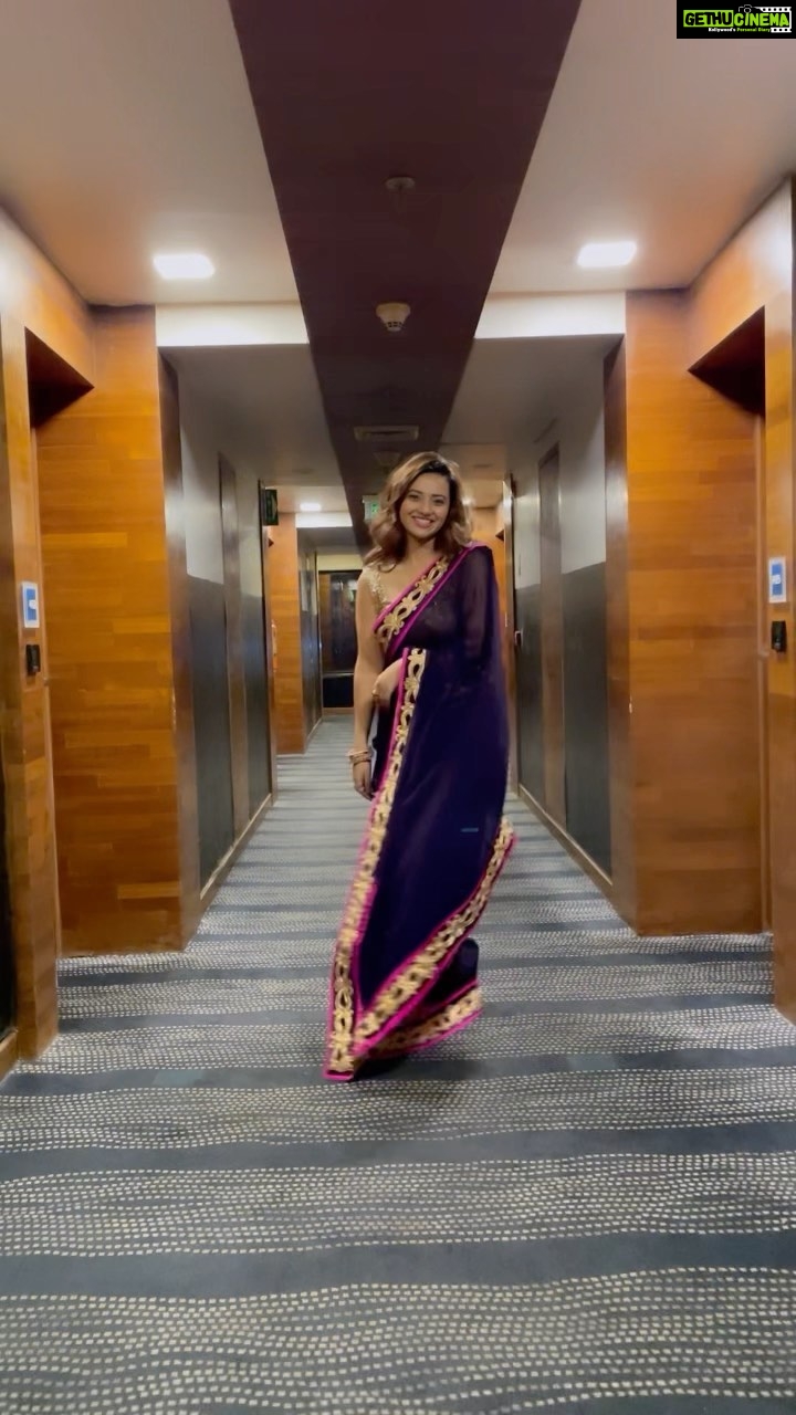 Isha Chawla Instagram - Just . 💁♀️ . . . #eshachawla #worklife #prettywoman #tollywood #saree #sareelove #😘 #vizag #actorslife #love